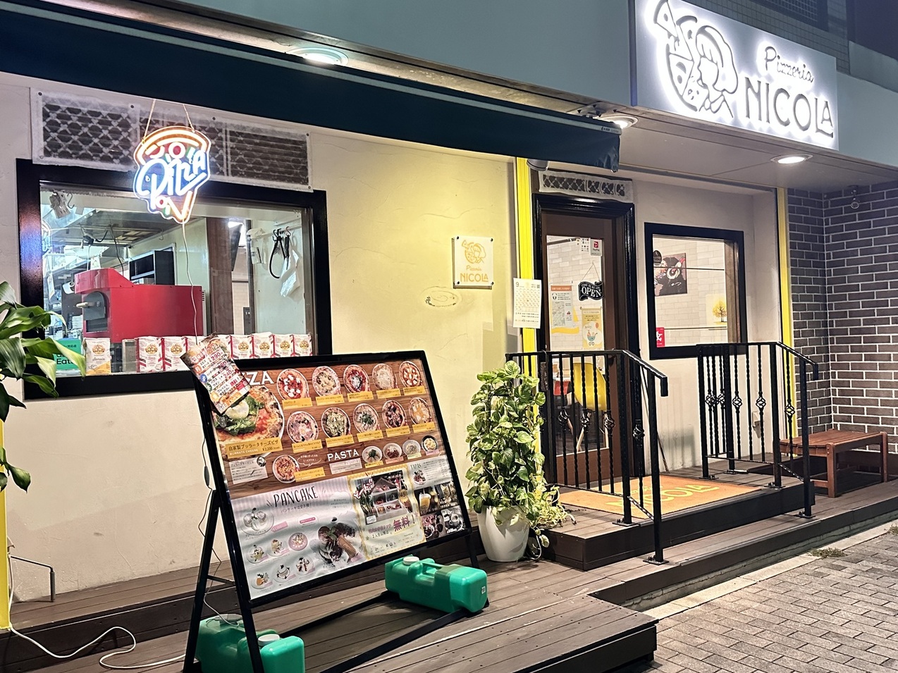 Pizzeria NICOLA の外観